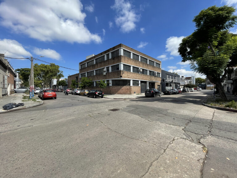 deposito con local en venta